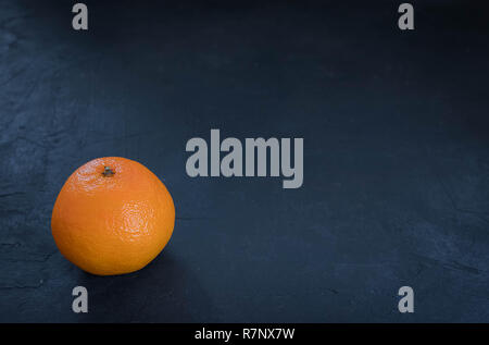 Mandarines, Clémentines fraîches fruits juteux en hiver. sur un fond noir. Banque D'Images