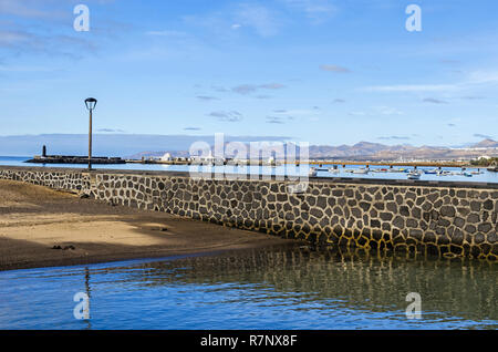 Arrecife, Espagne - 5 novembre, 2018 : vue sur la passerelle et la promenade de la Calle Punta de la Lagarta, petite île Islote de Fermina et volcans Banque D'Images