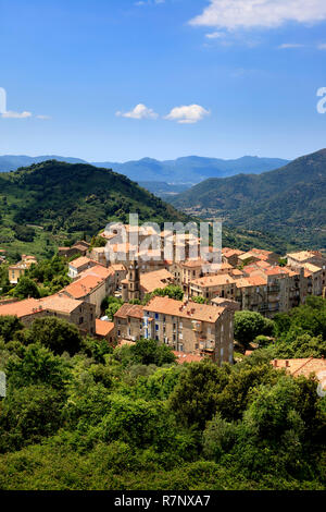 Le village Sainte-Lucie-de-Tallano dans les montagnes de la partie sud de l'île de Corse, France. Banque D'Images