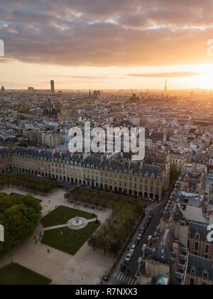 France, Paris, la Place des Vosges au coucher du soleil (vue aérienne) Banque D'Images