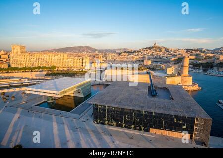 France, Bouches du Rhône, Marseille, vue générale avec le Mucem par les architectes Rudy Ricciotti et R. Carta, la villa Méditerranée, le Fort Saint Jean et le Vieux Port (vue aérienne) Banque D'Images