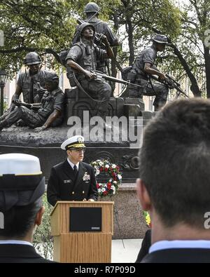 AUSTIN, Texas (21 mars 2017) Vice-chef d'information Adm arrière. Robert Durand parle à un Vietnam Memorial cérémonie de dépôt de gerbes au cours de la Semaine de la Marine Austin. Les programmes de la Semaine de la marine servent de l'effort principal de la Marine de sensibilisation dans les régions du pays sans une importante présence de la Marine. Banque D'Images