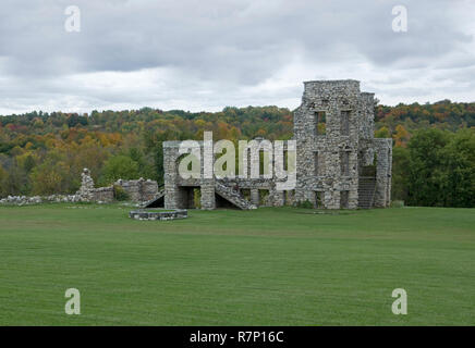 Les ruines de murs en pierre de l'historique Maribel Caves Hotel bâtiment sur un ciel nuageux jour d'automne dans le Wisconsin après 2013 dégâts de tempête. Banque D'Images