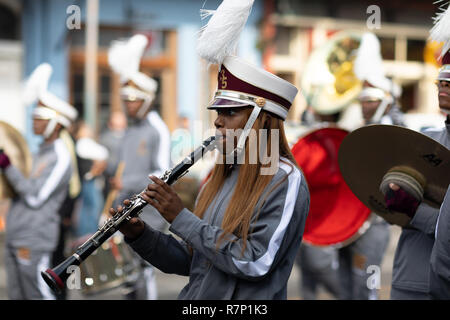 La Nouvelle Orléans, Louisiane, USA - 24 novembre 2018 : le Bayou Classic Parade, McDonogh Senior High fanfare, effectuant à la parade Banque D'Images