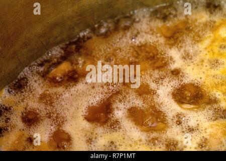 France, Sarthe, Connerre, Claude Segouin, boucherie, préparation des rillettes, cuissson Banque D'Images