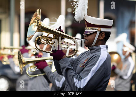 La Nouvelle Orléans, Louisiane, USA - 24 novembre 2018 : le Bayou Classic Parade, McDonogh Senior High fanfare, effectuant à la parade Banque D'Images