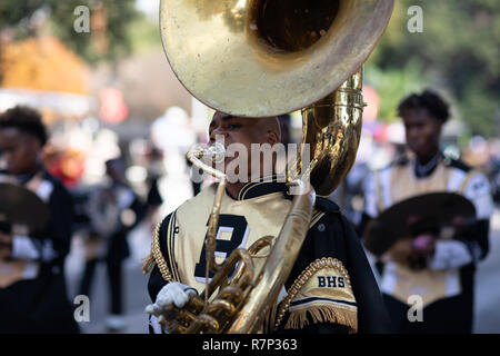 La Nouvelle Orléans, Louisiane, USA - 24 novembre 2018 : le Bayou Classic Parade, membres de la Bogalusa High School groupe jouant à la parade Banque D'Images