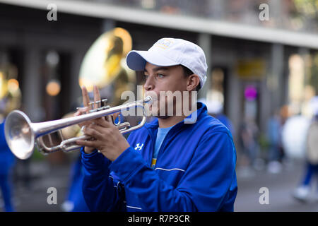 La Nouvelle Orléans, Louisiane, USA - 24 novembre 2018 : le Bayou Classic Parade, membres du SUSLA Marching Band à jouer de la trompette à la parade Banque D'Images