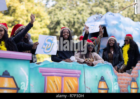 La Nouvelle Orléans, Louisiane, USA - 24 novembre 2018 : le Bayou Classic Parade, avec flotteur suporters du sud de l'équipe de football des jaguars à la parade Banque D'Images