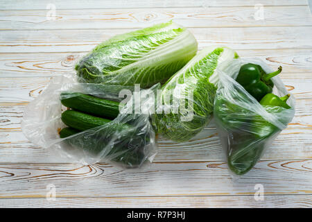 Légumes de la stocker dans un film étirable en polyéthylène et paquet, Pékin, concombres, poivrons Banque D'Images