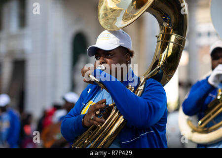 La Nouvelle Orléans, Louisiane, USA - 24 novembre 2018 : le Bayou Classic Parade, membres du SUSLA Marching Band jouant le Sousaphone à la parade Banque D'Images