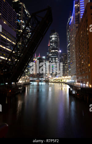 La nuit sur l'ancien pont ferroviaire Kinzie Street sur la branche nord de la rivière Chicago. Banque D'Images