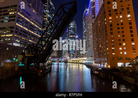 La nuit sur l'ancien pont ferroviaire Kinzie Street sur la branche nord de la rivière Chicago. Banque D'Images