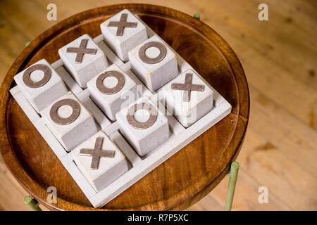 Tic Tac Toe OX en jeu.Le concept de stratégie, risque, la concurrence dans le monde des affaires. La typographie vintage block X et O dans des groupes grunge typographe fort.cross-zero.Pour de l'argent Jeu Banque D'Images