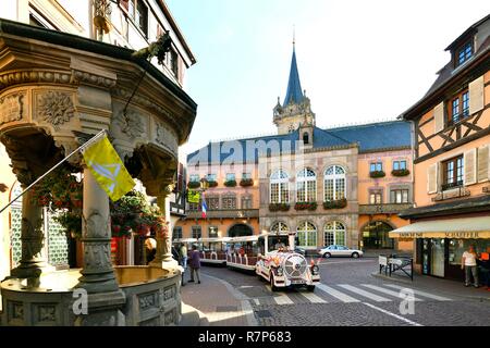 La France, Bas Rhin, Obernai, Rue Chanoine Gyss, bien avec les six seaux, la chapelle et la tour de la mairie Banque D'Images