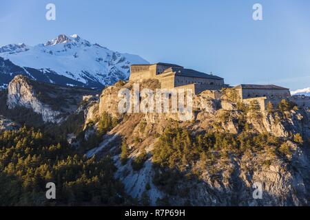 France, Savoie, Haute vallée de la Maurienne, Aussois, forts de l'Esseillon sont une série de cinq dix-neuvième siècle fortifications construites pour protéger le Piémont d'une éventuelle invasion française, Modane et Charles-Felix en vue de la station d'Aussois et la pointe de Bellecôte (3139m) Banque D'Images