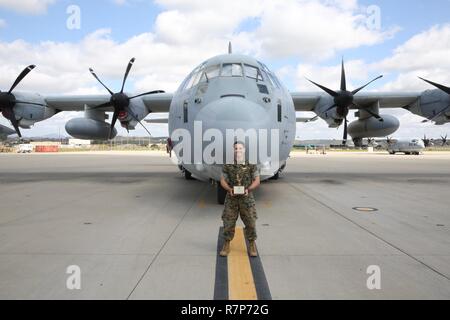 Le capitaine Christopher Lavergne, un KC-130J Super Hercules avec pilote de l'Escadron de transport de ravitaillement aérien maritime (352) VMGR, affiche fièrement la 2017 Marine Corps Aviation Association Henry Wildfang award en face d'un KC-130J au Marine Corps Air Station Miramar, Californie, le 27 mars. VMGR-352 a reçu le prix Henry Wildfang mission réussie pour la plupart des réalisations et de l'incident de heures. Banque D'Images