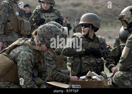 CAPU MIDIA, Roumanie (20 mars 2017) et les États-Unis Marines avec la 24e Marine Expeditionary Unit (MEU), l'équipe d'engagement des femmes, et les membres du service roumain de recharger leurs armes sur le terrain d'entraînement de Capu Midia, Roumanie, au cours de l'exercice 2017 tempête du printemps, le 20 mars. La 24e MEU a participé à la formation maritime bilatéral dirigée par l'évolution. La 24e MEU est déployé avec le groupe d'intervention amphibie Bataan pour appuyer les opérations de sécurité maritime et les efforts de coopération en matière de sécurité dans le théâtre aux États-Unis 5e et 6e aux États-Unis les zones d'opération de la flotte. Banque D'Images