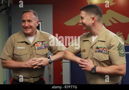 Le Brigadier-général William M. Jurney, général commandant la région de recrutement pour l'Ouest, du Marine Corps Recruter Depot San Diego, parle de l'Artillerie Le Sgt. Christophe Gonzales, le personnel sous-officier responsable de la sous-station de recrutement du Corps des Marines Santa Ana, au cours d'une visite de la commande, le 29 mars 2017. De recrutement Orange est l'un des huit stations de recrutement régionaux situés à travers l'ouest des États-Unis, d'inclure l'Alaska et les îles du Pacifique. Banque D'Images