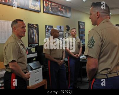 Le Brigadier-général William M. Jurney, général commandant la région de recrutement pour l'Ouest au Marine Corps Recruter Depot San Diego, gauche, parle de sergent. Kevin Adcock, le personnel sous-officier responsable de la sous-station de recrutement du Corps des Marines, Orange, à droite de la commande au cours d'une visite, le 29 mars 2017. De recrutement Orange est l'un des huit stations de recrutement régionaux situés à travers l'ouest des États-Unis, d'inclure l'Alaska et les îles du Pacifique. Banque D'Images