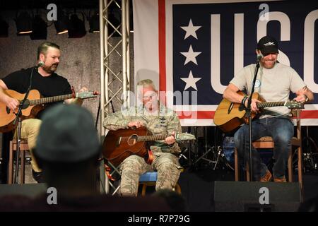 DIEGO GARCIA (28 mars 2016) Le général Paul J. Selva, vice-président, Comité des chefs du personnel, joue une chanson avec le chanteur de musique country Craig Morgan lors d'un show pour les membres de l'USO. Banque D'Images