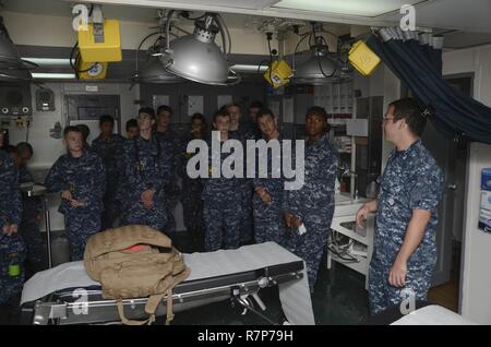 PEARL HARBOR (25 mars 2017) - Hôpital Corpsman 3 classe Alexander Valles, attribué à l'offre Câble sous-marin USS Frank (40), donne un tour de service de médecine de la marine à partir de Battleship Missouri Missouri Division pendant un tour de bateau, 25 mars. Frank, en route vers Portland, Oregon en cale sèche pour sa disponibilité, l'entretien de la phase d'entretien et de soutien des sous-marins et navires de surface déployée à l'Indo-Asia-région du Pacifique. Banque D'Images