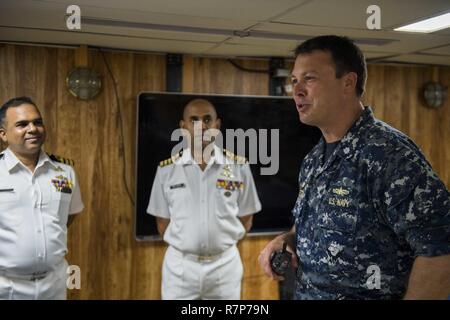 COLOMBO, Sri Lanka (28 mars 2017) Le Cmdr. Bradley Coletti, commandant de la station d'amphibie Navire de débarquement USS Comstock (LSD 45), droite, des entretiens avec des agents de la marine sri-lankaise au cours d'une visite du navire. Comstock et la 11e MEU sont au Sri Lanka pour échanger de l'expertise sur une gamme de sujets, dans le cadre d'échanges permanents entre les deux forces pour améliorer les compétences et renforcer les relations. Banque D'Images