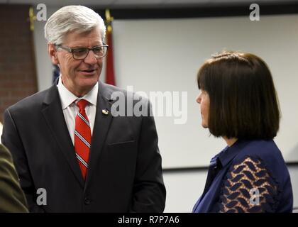 MERIDIAN, Mississippi (27 mars 2017) Mississippi Governor Phil Bryant, gauche, parle de deuxième Dame Karen Pence dans la formation d'une escadre aérienne (TW-1) prix de la guerre à bord de la base aéronavale de Meridian. Pence a rendu visite à l'honneur et Meridian NAS rencontrer près de 150 militaires conjoints au cours d'une cérémonie tenue dans le TW-1 hangar célébrant le Mois de l'histoire des femmes. Banque D'Images