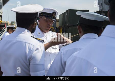 COLOMBO, Sri Lanka (28 mars 2017) Premier maître de Manœuvre principal Brian Kerfien traite bien les opérations de pont avec des officiers de la marine sri-lankaise au cours d'une visite de la station d'atterrissage amphibie USS Comstock (LSD 45). Comstock et entrepris la 11e unité expéditionnaire de marines sont au Sri Lanka pour échanger de l'expertise sur une gamme de sujets, dans le cadre d'échanges permanents entre les deux forces pour améliorer les compétences et renforcer les relations. Banque D'Images