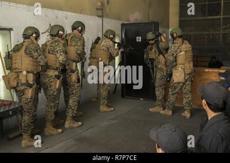 Marines des États-Unis avec l'équipe de réaction spéciale (SRT) pour Iwakuni Marine Corps Air Station (MCAS), l'affichage violer des techniques pour les membres de l'Hiroshima et le quartier général de la Police de la préfecture de Yamaguchi au MCAS Iwakuni, Japon, le 28 mars 2017. Membres l'Hiroshima et le quartier général de la Police de la préfecture de Yamaguchi s'est rendu à la station aérienne d'observer la conduite de la TRR des scénarios de formation à haut risque. La formation variait de prix-compensation, de violer, de la communication et non létales techniques de retrait. Banque D'Images