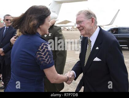 MERIDIAN, Mississippi (27 mars 2017) Deuxième Dame Karen Pence, gauche, serre la main avec les communautés militaires Mississippi Lamar McDonald, membre du Conseil à l'extérieur du bâtiment d'exploitation de l'air à bord de la base aéronavale de Meridian quelques instants après son arrivée. Pence a visité Meridian NAS et de l'Escadre aérienne de formation à honorer et à rencontrer près de 150 militaires conjoints au cours d'une cérémonie qui a eu lieu dans le hangar de célébrer le Mois de l'histoire des femmes. Banque D'Images