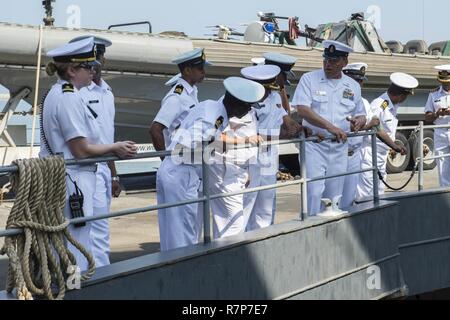 COLOMBO, Sri Lanka (28 mars 2017) Premier maître de Manœuvre principal Brian Kerfien, droite, explique bien les opérations de pont aux officiers de la marine sri-lankaise au cours d'une visite de la station d'atterrissage amphibie USS Comstock (LSD 45). Comstock et entrepris la 11e unité expéditionnaire de marines sont au Sri Lanka pour échanger de l'expertise sur une gamme de sujets, dans le cadre d'échanges permanents entre les deux forces pour améliorer les compétences et renforcer les relations. Banque D'Images