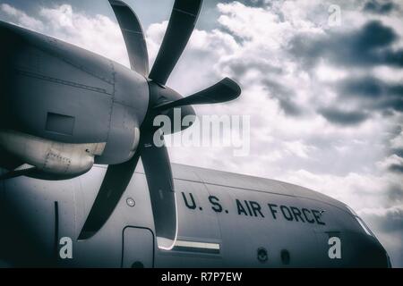 Un C-130J Super Hercules est stationné à Yokota Air Base, Japon, le 29 mars 2017. C'est la deuxième C-130J de Lockheed Martin a présenté, à moins d'un mois après le premier a été livré le 6 mars. Yokota est le principal hub de transport aérien du Pacifique occidental pour l'US Air Force de paix et de contingence. Missions comprenaient tactical air terre, airdrop, l'évacuation aéromédicale, opérations spéciales et distingué visiteur aérien. Banque D'Images