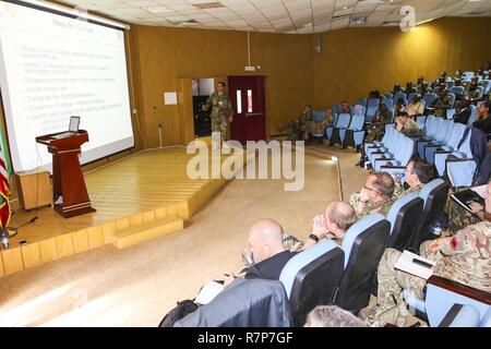 Réserve de l'US Air Force sera Cambardella du lieutenant-colonel, un officier des affaires publiques avec le U.S. Africa Command, ordonne à une classe d'enseignement des stratégies de communication au cours de l'exercice dirigé par USARAF-Accord 17 justifié à l'appui de la paix Centre de formation à Addis Ababa, Ethiopie, 21 mars, 2017. JA17 est un exercice conjoint d'une semaine annuelle qui regroupe le personnel de l'armée américaine, les partenaires africains, des alliés et des organisations internationales afin de promouvoir l'interopérabilité entre les nations participantes pour les opérations de maintien de la paix dans la région de l'Afrique. Banque D'Images