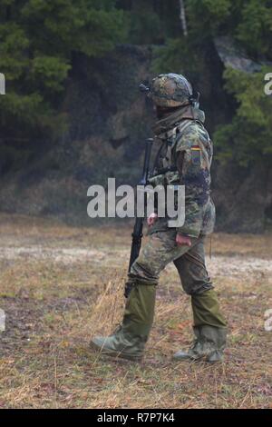 Un soldat allemand de la 2e troupe, 8e Bataillon de Reconnaissance, 12e Brigade blindée patrouillant la zone tout en effectuant des opérations de reconnaissance pendant l'exercice Allied Esprit VI à l'instruction de l'Armée de la 7e commande Hohenfels Domaine de formation, l'Allemagne, le 22 mars 2017. Exercer l'esprit allié VI comprend environ 2 770 participants de 12 pays membres et partenaires de l'OTAN pour la paix, et des exercices et des tests d'interopérabilité tactique de communications sécurisées à l'intérieur de membres de l'Alliance et des pays partenaires. Banque D'Images