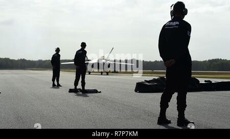 Les membres de l'équipe de démonstration de F-22 Raptor pour attendre l'arrivée des jets pendant les ailes plus de Golden Isles Air Show à Brunswick, Géorgie, le 23 mars 2017. Les F-22s qui ont été utilisées pendant le spectacle ont été affectés à la 95e Escadron de chasse à la base aérienne Tyndall, en Floride. Banque D'Images