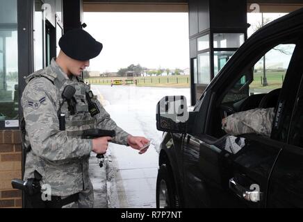 Austin Navigant de première classe Thoreen, 22e Escadron des Forces de sécurité, contrôleur d'entrée analyse l'identification militaire le 29 mars 2017, à McConnell Air Force Base, Kan. Le ministère de la défense de l'utilisation d'un personnel interdit ID militaire d'acquérir l'accès de base au moment de faire ainsi pour un gain commercial. Banque D'Images