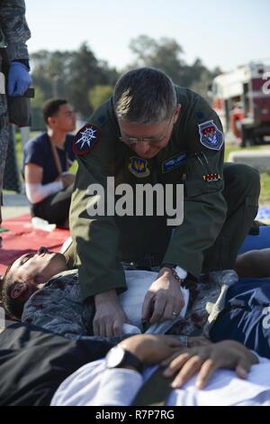 Le Lieutenant-colonel de l'US Air Force Paul Puchta, 39e chef du groupe médical de la médecine aérospatiale, le sida une simulation d'accident d'avion victime lors d'un exercice d'intervention en cas d'accident grave (MARE) 29 mars 2017, à la base aérienne d'Incirlik, en Turquie. Au cours d'une mare, tous les accidents médicaux et les victimes simulées sont traités comme s'ils sont réels par les pompiers et le personnel médical. Banque D'Images