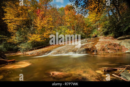 Rock Falls coulissant dans les Appalaches de Caroline du Nord à la fin de l'automne avec la couleur de l'automne feuillage et piscine naturelle dans l'avant-plan Banque D'Images