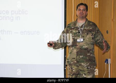 Le lieutenant-colonel s'Cambardella U.S. Air Force, un officier des affaires publiques de la réserve avec AFRICOM, demande à une classe universitaire les stratégies de communication au cours de l'exercice dirigé par USARAF-Accord justifié 17, 21 mars 2017, au centre de formation de soutien de la paix à Addis-Abeba, Ethiopie. JA17 est un exercice conjoint d'une semaine annuelle qui regroupe le personnel de l'armée américaine, les partenaires africains, des alliés et des organisations internationales afin de promouvoir l'interopérabilité entre les nations participantes pour les opérations de maintien de la paix dans la région de l'Afrique. Banque D'Images