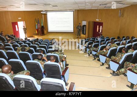 Le lieutenant-colonel s'Cambardella U.S. Air Force, un officier des affaires publiques de la réserve avec AFRICOM, demande à une classe universitaire les stratégies de communication au cours de l'exercice dirigé par USARAF-Accord justifié 17, 21 mars 2017, au centre de formation de soutien de la paix à Addis-Abeba, Ethiopie. JA17 est un exercice conjoint d'une semaine annuelle qui regroupe le personnel de l'armée américaine, les partenaires africains, des alliés et des organisations internationales afin de promouvoir l'interopérabilité entre les nations participantes pour les opérations de maintien de la paix dans la région de l'Afrique. Banque D'Images