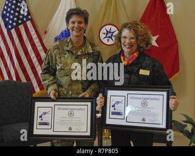 316e 'honore les travaux des femmes dans l'entreprise et en présentant le travail des conférenciers d'Brig. Le général Deborah Kotulich et Mme Rebecca Harris avec un certificat d'appréciation le 23 mars 2017 à Pittsburgh, Pa. Banque D'Images