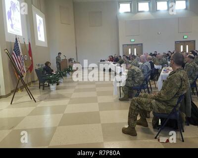 Conférencier d'Brig. Le général Deborah Kotulich, commandant de la 143e ESC parle au personnel de la 316e MSE pour l'égalité des chances La célébration en l'honneur du Mois de l'histoire de la femme le 23 mars 2017 à Pittsburgh, Pa. Banque D'Images