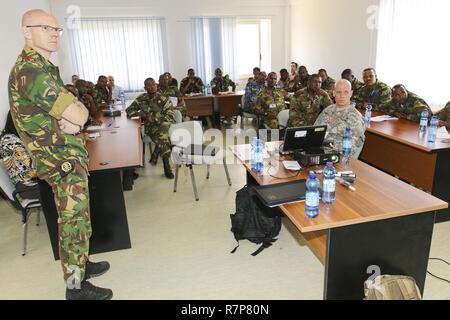 Le lieutenant-colonel Luurt Van der Ploeg, Chef du renseignement à l'appui des opérations terrestres de l'Armée royale néerlandaise, au cours de l'animateur et vignette USARAF-led 17 Accord justifié de l'exercice, aide à guider les participants à leur trouver des solutions à des scénarios de vignette, le 22 mars 2017, au centre de formation de soutien de la paix à Addis-Abeba, Ethiopie. JA17 est un programme annuel d'une semaine l'exercice conjoint qui rassemble les membres de l'armée américaine, les partenaires africains, des alliés et des organisations internationales afin de promouvoir l'interopérabilité entre les nations participantes pour les opérations de maintien de la paix dans l'Est Af Banque D'Images