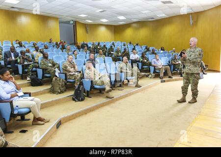 L'Afrique de l'armée américaine le général commandant adjoint, Brig. Le général Jon Jensen, donne un discours à l'occasion d'un compte rendu après action de l'exercice dirigé par USARAF-justifiée 17 de l'Accord, le 23 mars 2017, au centre de formation de soutien de la paix à Addis-Abeba, Ethiopie. JA17 est un exercice conjoint d'une semaine annuelle qui regroupe le personnel de l'armée américaine, les partenaires africains, des alliés et des organisations internationales afin de promouvoir l'interopérabilité entre les nations participantes pour les opérations de maintien de la paix dans la région de l'Afrique. Banque D'Images