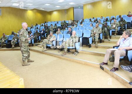 L'Afrique de l'armée américaine le général commandant adjoint, Brig. Le général Jon Jensen, donne un discours à l'occasion d'un compte rendu après action de l'exercice dirigé par USARAF-justifiée 17 de l'Accord, le 23 mars 2017, au centre de formation de soutien de la paix à Addis-Abeba, Ethiopie. JA17 est un exercice conjoint d'une semaine annuelle qui regroupe le personnel de l'armée américaine, les partenaires africains, des alliés et des organisations internationales afin de promouvoir l'interopérabilité entre les nations participantes pour les opérations de maintien de la paix dans la région de l'Afrique. Banque D'Images