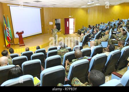 L'Afrique de l'armée américaine le général commandant adjoint, Brig. Le général Jon Jensen, donne un discours à l'occasion d'un compte rendu après action de l'exercice dirigé par USARAF-justifiée 17 de l'Accord, le 23 mars 2017, au centre de formation de soutien de la paix à Addis-Abeba, Ethiopie. JA17 est un exercice conjoint d'une semaine annuelle qui regroupe le personnel de l'armée américaine, les partenaires africains, des alliés et des organisations internationales afin de promouvoir l'interopérabilité entre les nations participantes pour les opérations de maintien de la paix dans la région de l'Afrique. Banque D'Images