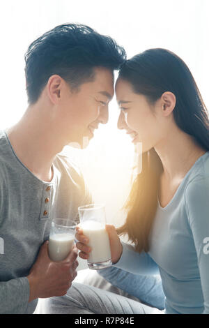 Les jeunes couples à boire du lait Banque D'Images