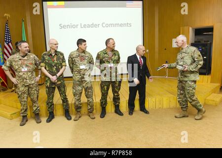 L'Afrique de l'armée américaine le général commandant adjoint, Brig. Le général Jon Jensen (droite), reconnaît les partenaires multinationaux pour leurs contributions au cours de l'armée américaine l'exercice dirigé par l'Afrique à l'Accord justifié 17 Centre de formation pour le soutien de la paix et à Addis-Abeba, Ethiopie, Marar, 2017 24. L'exercice annuel est un exercice interarmées a été axé sur le rassemblement des États-Unis, les partenaires africains, les partenaires occidentaux, et les organisations internationales à promouvoir l'interopérabilité par la collaboration aux opérations de maintien de la paix dans la région de l'Afrique. Banque D'Images