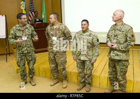 (De gauche) de la marine américaine le Colonel Randy Gallagher, plans et de directeur des opérations de la Force opérationnelle combinée Force-Horn de l'Afrique, nous parle de la contribution que le lieutenant-colonel Johnnie Gallegos, intégré la liaison avec la formation et exercices", et le Capitaine Matthew Ford, un planificateur des opérations, à condition de l'armée américaine exercice dirigé par l'Afrique de l'Accord 17 justifié à Brigue. Le général Jon Jensen, USARAF commandant adjoint au cours d'une cérémonie de clôture à l'appui de la paix et de centre de formation à Addis Abeba, Ethiopie, le 24 mars 2017. L'exercice annuel est un exercice interarmées a été axé sur le rassemblement des États-Unis, l'Afr Banque D'Images